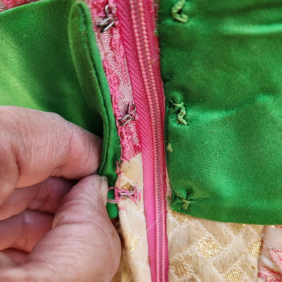 1960s‎ Quilted Lamé debut gown S - Picture 7 of 16